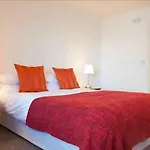 Sunny Apartment Off Grand Canal Square Dublin 2