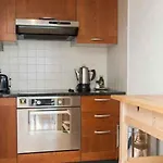 Sunny Apartment Off Grand Canal Square Dublin 2