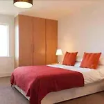 Sunny Apartment Off Grand Canal Square Dublin 2
