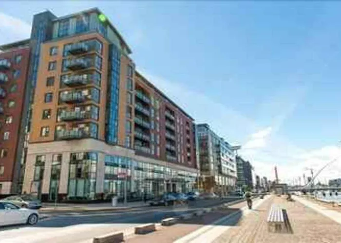 Sunny Apartment Off Grand Canal Square Dublin 2
